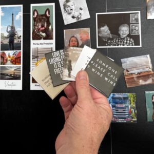 Een stijlvolle fotocollage van Cre8Magnets fotomagneten op een witte koelkast of Close-up van een fotocollage met handgemaakte fotomagneten.